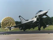 1. Chris Worning, Testpilot bei der DASA, dem deutschen Partner im Eurofighter-Projekt, vor und im Eurofighter. 1. Chris Worning, Testpilot bei der DASA, dem deutschen Partner im Eurofighter-Projekt, vor und im Eurofighter.