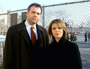 Law & Order: Criminal Intent Robert (Vincent D'Onofrio) e Alexandra (Kathryn Erbe) indagano su una banda di ladri che ha rubato 300 milioni di diamanti.