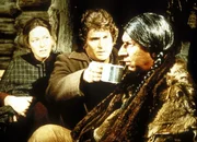 Charles (Michael Landon, M.) und Caroline (Karen Grassle, l.) bieten Jack Lame Horse (Robert Tessier, r.) hei&szlig;en Tee an ...