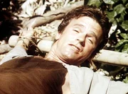 MacGyver (Richard Dean Anderson), auf Bambusrohre gefesselt, soll langsam verdursten. MacGyver (Richard Dean Anderson), auf Bambusrohre gefesselt, soll langsam verdursten.