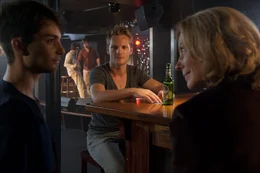 Christiane fragt Kai, wer seine Freundin ist.  V.l.n.r.: Kai (Max Hegewald), Martin (Niklas Osterloh), Christiane (Maren Kroymann).