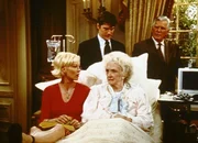 Dharma (Jenna Elfman, li.), Ed (Mitch Ryan, re.) und Greg (Thomas Gibson, 2.v.li.) sind erstaunt über die gute Kondition der Großmutter (Nina Foch). Dharma (Jenna Elfman, li.), Ed (Mitch Ryan, re.) und Greg (Thomas Gibson, 2.v.li.) sind erstaunt über die gute Kondition der Großmutter (Nina Foch).