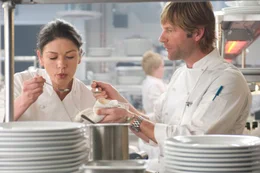 Sie f&uuml;rchtet um ihren Job: Chefk&ouml;chin Kate (Catherine Zeta-Joes, l.) sieht den neuen Koch Nick (Aaron Eckhart, r.) als direkten Konkurrenten. Noch wei&szlig; sie nicht, dass er bald der Einzige ist, der ihr helfen kann ...