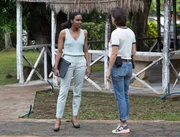 Zo&eacute; Coubia (Steffy Glissant, l.) ist sehr loyal gegen&uuml;ber ihrer Chefin Elise. Sie erz&auml;hlt Gaelle Crivelli (B&eacute;atrice De la Boulaye, r.) verzweifelt von den allt&auml;glichen Drohungen und Angriffen, die an ihre Chefin gerichtet sind.