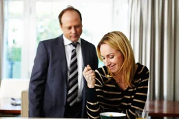 Maureen (Lisa McCune, rechts) scheint sich richtig gut zu f&uuml;hlen. Das bleibt auch Phil (Alan Dukes, links) nicht verborgen.