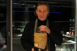 Sammelt nicht nur die zur&uuml;ckgelassenen Absonderlichkeiten der ber&uuml;hmtesten Serienm&ouml;rder, sondern will auch einen "Jungbrunnen" ergattern: Alexandre Legrande (Helmut R&uuml;hl) ...