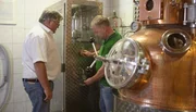 Nach dem Brennen nehmen Werner Sauer und J&uuml;rgen Klusmann eine erste Probe des Kreten-Destillats. Weitere Fotos erhalten Sie auf Anfrage.