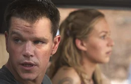 Es ist vorbei mit der Idylle: Jason Bourne (Matt Damon, l.) muss schlagartig reagieren, als ein Killer ihn und seine geliebte Marie (Franka Potente, r.) bedroht ...
