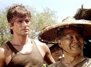 MacGyver (Richard Dean Anderson, l.) und der alte Prasert (Keye Luke, r.) freuen sich, dass Ming die Dorfbewohner zum Widerstand auffordert. MacGyver (Richard Dean Anderson, l.) und der alte Prasert (Keye Luke, r.) freuen sich, dass Ming die Dorfbewohner zum Widerstand auffordert.