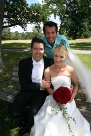 Marianne und Bj&ouml;rn Ritscher haben gerade Schmetterlinge im Bauch. Und zwar sehr viele, denn heute ist ein besonders sch&ouml;ner Tag im Leben des Paares: sie heiraten, und Willi darf bei der Trauung dabei sein.