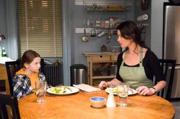 Kate (Catherine Zeta-Jones, r.) ist &uuml;berrascht: Ihre Nichte Zoe (Abigail Breslin, l.) weigert sich, das edle Men&uuml; der Stark&ouml;chin zu probieren. Dass Kinder lieber Pommes mit Ketchup essen, ist der ambitionierten Kate v&ouml;llig fremd ...