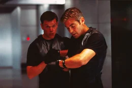 Uhrenvergeleich bei Linus Caldwell (Matt Damon, l.) und Danny Ocean (George Clooney). Schaffen es die 'Ocean's Eleven' die Sicherheitsanlagen eines Casinos auszutricksen und an die dort gelagerten 160 Millionen Dollar zu kommen?