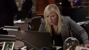 Amanda Rollins (Kelli Giddish) traut ihren Augen kaum: Die Hostess ist ihre j&uuml;ngere Schwester.