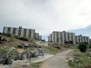 Blick auf die Grabsteine des Batu-Gantung-Friedhofs und die Geb&auml;ude der Rifle Range in Penang.