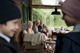 Christiane (Maren Kroymann) und Christoph (Walter Sittler) f&uuml;hlen sich ertappt, als die Kinder Ole (Elias Esser), Mia-Marit (Gwendolyn G&ouml;bel) und Lotta (Jule Hermann) kommen.