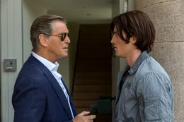 Noch kann Mike Regan (Pierce Brosnan, l.) nicht ahnen, dass sein I.T.-Techniker Ed Porter (James Frecheville, r.) finstere Pl&auml;ne verfolgt.