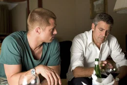 Danny Ocean (George Clooney, r.) und Rusty Ryan (Brad Pitt, l.) planen das ganz gro&szlig;es Ding ...