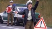 Holzmanns LKW hat die Polizeisperre durchbrochen, die Polizisten Petra (Margrit Sartorius) kann sich in letzter Sekunde durch einen Sprung zur Seite retten...