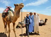 Moderatorin Wasiliki Goutziomitros (l.) mit einer Nomadenfamilie