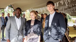 Bo (Akeem van Flodrop, li.), Julia (Katharina Hintzen, Mitte) und Christian (Nicol&ograve; Pasetti, re.) schauen sich das Spektakel ihrer Freunde lieber aus der Ferne an.