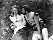 Prinzessin Morgana (Janet Leigh) und Eric (Tony Curtis) sind beide Gefangene am Wikinger-Hof.