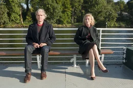 Stumm &uuml;berqueren Christiane (Maren Kroymann) und Christoph (Walter Sittler) den See.