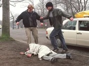 MDR Fernsehen IN ALLER FREUNDSCHAFT FOLGE 33, "Alle Menschen sind gleich", am Dienstag (28.02.12) um 12:30 Uhr. Sammy Benour (Gajdi Alibo) wird von Rechtradikalen mi&szlig;handelt.