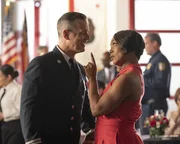 Bobby Nash (Peter Krause, l.); Athena Grant (Angela Bassett, r.)