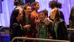 Mely (Seyneb Saleh, 2. v. li.) wird von ihren Freundinnen Julia (Katharina Hintzen, re.), Vit&oacute;ria (Vespa Vasic, 2. v. re.) und Aylin (Aylin &Ouml;cal, l.) mit einem Junggesellinnenabschied &uuml;berrascht.