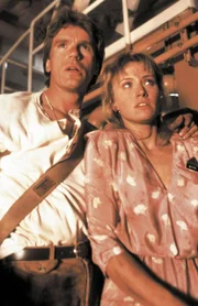 Die Wissenschaftlerin Barbara Spencer (Darlanne Fluegel, r.) wird von MacGyver (Richard Dean Anderson, l.) befreit ... Die Wissenschaftlerin Barbara Spencer (Darlanne Fluegel, r.) wird von MacGyver (Richard Dean Anderson, l.) befreit ...