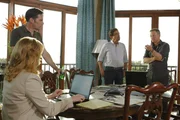 Arbeiten zusammen, um eine Familie, die während ihres Urlaubs entführt wurde, zu finden und den Täter zu fassen: (v.l.n.r.) Lily Lambert (Anna Gunn), Hotch (Thomas Gibson), Rossi (Joe Mantegna) und Jack Garrett (Gary Sinise) ... Arbeiten zusammen, um eine Familie, die während ihres Urlaubs entführt wurde, zu finden und den Täter zu fassen: (v.l.n.r.) Lily Lambert (Anna Gunn), Hotch (Thomas Gibson), Rossi (Joe Mantegna) und Jack Garrett (Gary Sinise) ...