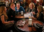 V.l.: Gloria (Sofía Vergara), Mitchell (Jesse Tyler Ferguson), Cameron (Eric Stonestreet), Claire (Julie Bowen), Haley (Sarah Hyland) V.l.: Gloria (Sofía Vergara), Mitchell (Jesse Tyler Ferguson), Cameron (Eric Stonestreet), Claire (Julie Bowen), Haley (Sarah Hyland)