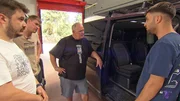 Harald (Mitte) will das Wollny-Mobil pimpen. Eine nahegelegene Werkstatt bietet Umbauten f&uuml;r Vans an.