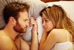 Maeve (Bojana Novakovic, rechts) verr&auml;t Paul (Josh Lawson, links) ihre geheimen Fantasien.