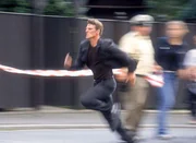 Tom versucht Bonrath in seinem Haus, in dem eine Bombe tickt, zu retten...