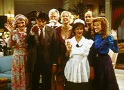 Die gesamte Familie hat sich als S&uuml;dstaatler verkleidet, um Al Gore, den Vizepr&auml;sidenten der USA, zu begr&uuml;&szlig;en. V.li.n.re.: Kitty (Susan Sullivan), Greg (Thomas Gibson), Edward (Mitch Ryan), Dharma (Jenna Elfman), Celia (Lillian Hurst), Larry (Alan Rachins) und Abby (Mimi Kennedy).