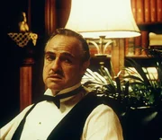 Noch ist der Pate Don Vito Corleone (Marlon Brando) einer der m&auml;chtigsten Mafiabosse von New York City.