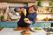 Jamie Oliver bei der Zubereitung eines Smash-Burgers. Jamie Oliver bei der Zubereitung eines Smash-Burgers.