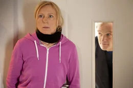 Christiane (Maren Kroymann) ist &uuml;berfordert, als Christoph (Walter Sittler) vor der T&uuml;r steht.
