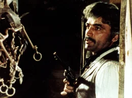 Der Mexikaner El Charro (William Bogart) wartet auf den jungen Bill Grayson, der auszieht, die Ehre seines Vaters weiderherzustellen.