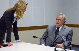Der Fall Bourne scheidet die Gem&uuml;ter: W&auml;hrend Pamela Landy (Joan Allen, l.) alles versuchen will, um Bourne zu fassen, w&uuml;rde War Abbott (Brian Cox, r.) ihn lieber in Ruhe lassen ...