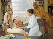 ORF-Premiere: "Folge deinem Herzen". Im Bild: Der Koch Kim (Fezile Mpela, re.) hat Katrin (Christine Neubauer) gerufen, weil Lindiwes (Ronja Forcher, li.) Bruder Neo (Pascal Andres) heftige Bauchschmerzen hat.