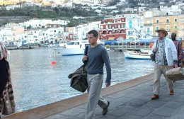Als ein auf ihn angesetzter Killer auftaucht, ist f&uuml;r Jason Bourne (Matt Damon, M.) und seine Freundin die Idylle zerst&ouml;rt. Wenn er leben will, muss Bourne aktiv werden ...