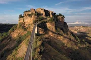 Das Dorf Civita di Bagnoregio ist durch Erdrutsche bedroht und seit 1965 nur noch &uuml;ber eine lange Fu&szlig;g&auml;ngerbr&uuml;cke zu erreichen.