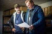 Hammer (Mads Ousdal, li.) und Wisting (Sven Nordin, re.) vermuten Hinweise auf den phantomhaften Komplizen im Gef&auml;ngnisarchiv.