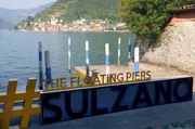 Der Verpackungsk&uuml;nstler Christo verwirklichte 2016 am Iseo-See sein Gro&szlig;projekt &bdquo;The Floating Piers&ldquo;: Goldgelbe Schwimmstege verbanden die Insel Monte Isola mit dem Ufer.