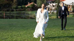 Saskia (Hanna Pla&szlig;, li.) wird von Paul (Anton Spieker, re.) an ihrem Hochzeitstag entt&auml;uscht.