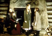 (v.l.n.r.) Caroline (Karen Grassle) und ihre T&ouml;chter Carrie (Lindsay Sidney Greenbush), Mary (Melissa Sue Anderson) und Laura (Melissa Gilbert) versuchen, sich die Langweile mit Spielen zu vertreiben.