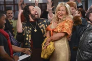 Sind auf jeder Feier zu finden: Oleg (Jonathan Kite, l.) und Sophie (Jennifer Coolidge, r.) ...