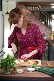 Mary bereitet ihr Gericht vor.